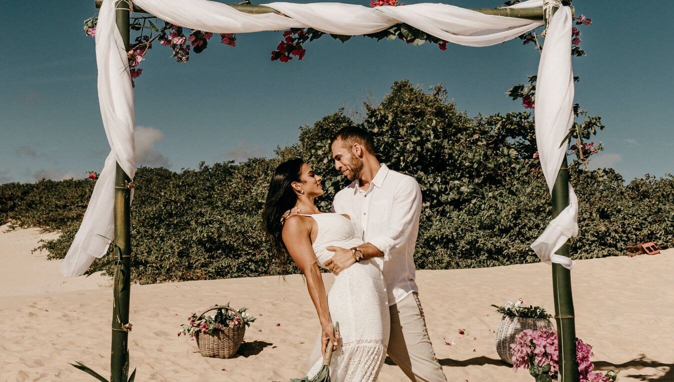 The Low-Maintenance Guide to Beach-Bride Makeup