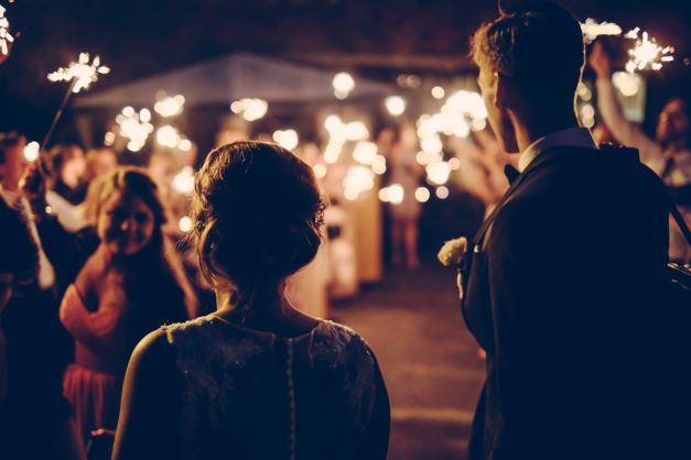 How to Plan a Reception for a Large Guest List